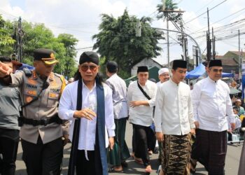 Gibran Hadir di Haul Habib Solo, Jemaah Antusias Menyapa sambil Berfoto