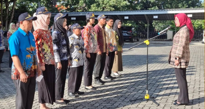 Kepala Badan Kepegawaian Daerah Provinsi Lampung, Meiry Harika Sari, S.STP, M.M. menjadi Pembina dalam Apel Pagi Perdana di tahun 2025, apel pagi dilaksanakan di halaman kantor BKD Provinsi Lampung, kamis 02 Januari 2025.