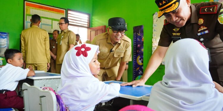Hari Pertama Sekolah, Gubernur Lampung dan Kajati Tinjau Program Makan Bergizi Gratis
