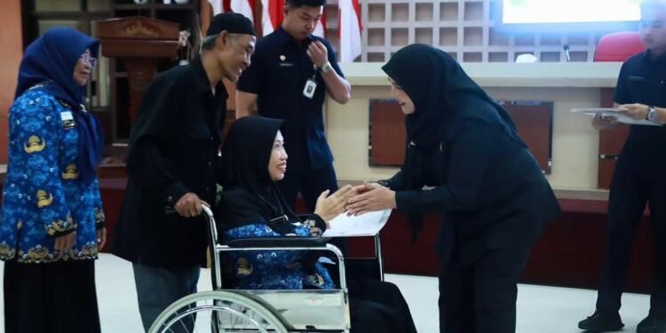 Pemkot Bandar Lampung Serahkan SK Pensiun dan Bantuan Purna Bhakti kepada 116 PNS